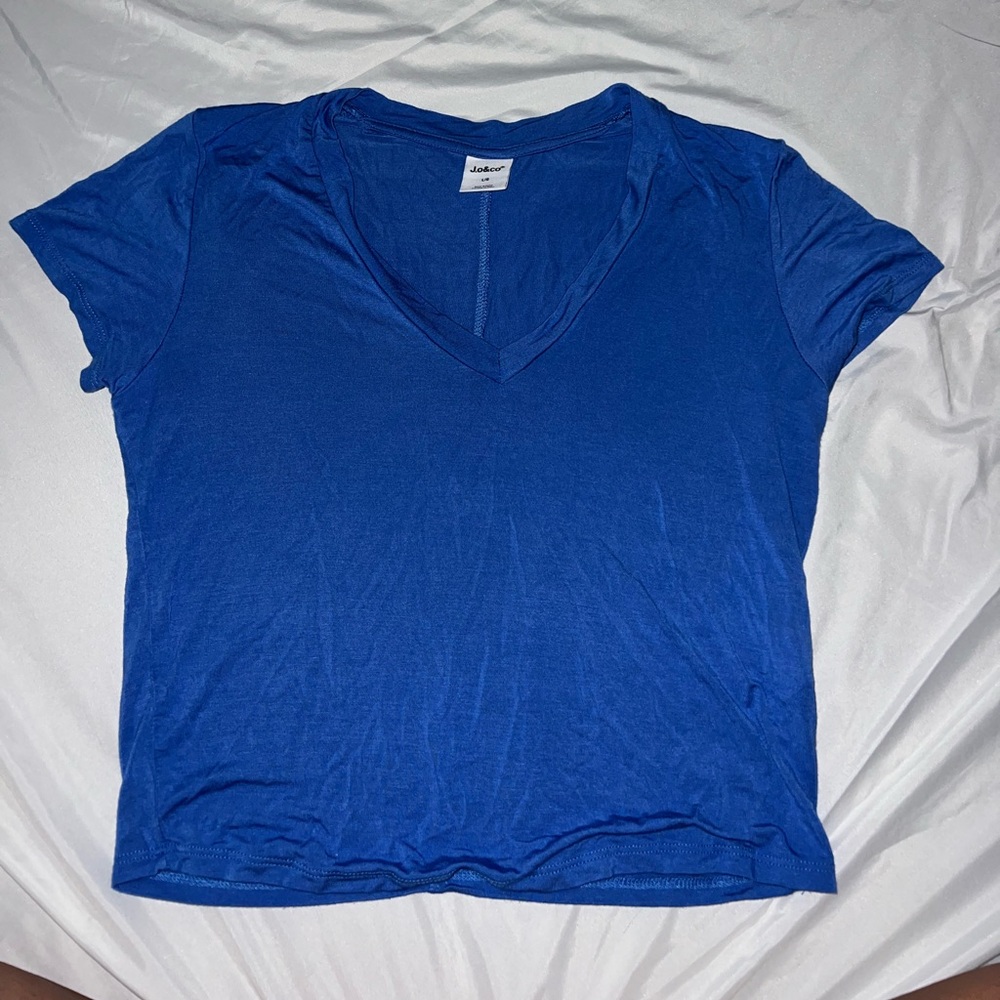 Fitted cropped v-neck royal blue tshirt. Size large.